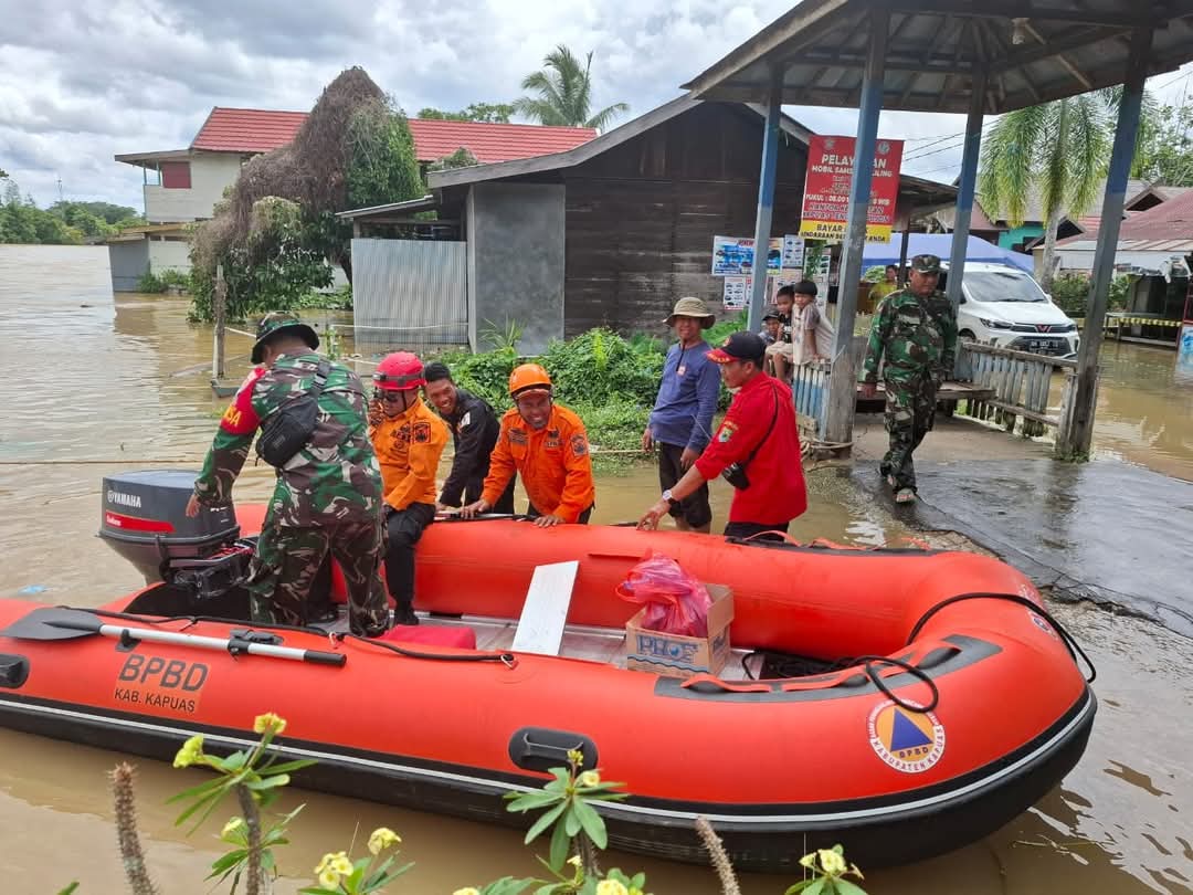EVAKUASI: Koramil Pujon ketika bersiap melakukan evakuasi korban banjir di Kecamatan Kapuas Tengah (Istimewa)