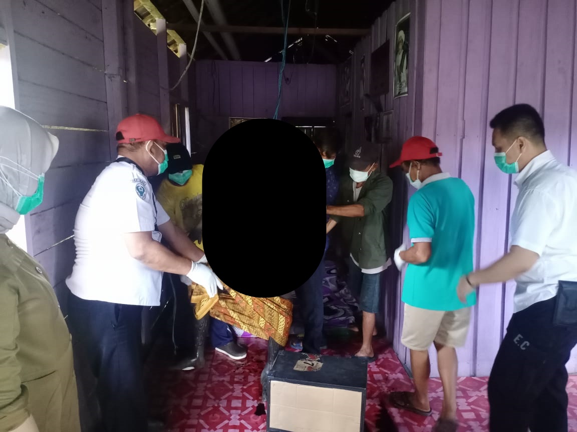 GANTUNG DIRI&nbsp;: Petugas Polsek Kota Besi saat mengevakuasi jasad pemuda yang ditemukan gantung diri di Desa Sore, Kecamatan Kota Besi, Kotim, Senin (2/12) pagi.