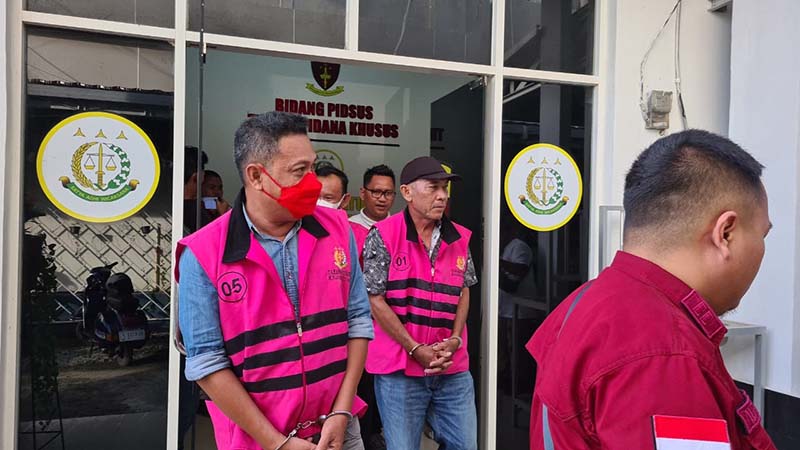 TERSANGKA: Kejari Kapuas menggiring para tersangka dugaan korupsi pembangunan Kantor Camat Kapuas Barat, Jumat (29/11) lalu. (Istimewa)
