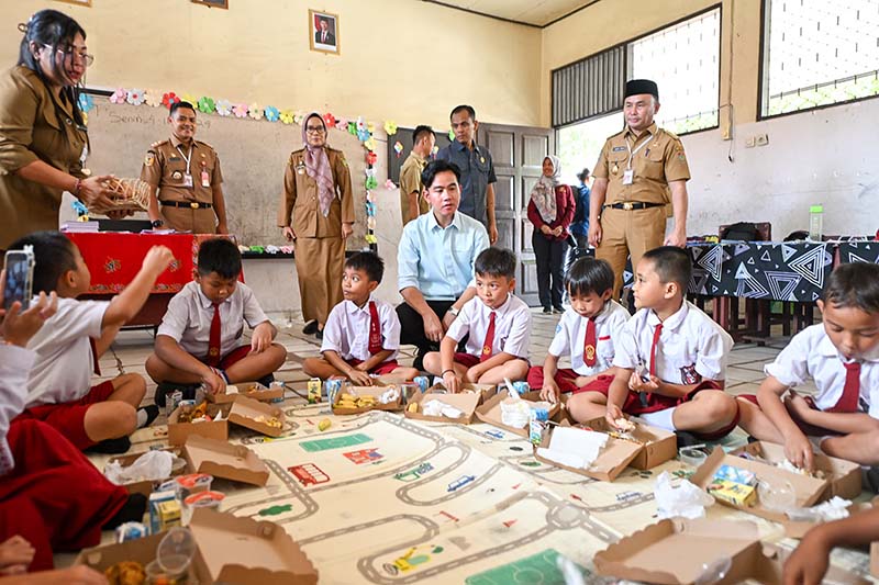 SEGERA DILAKSANAKAN: Wakil Presiden Gibran Rakabuming Raka saat meninjau pelaksanaan uji coba makan bergizi gratis di Palangka Raya, 4 November lalu.