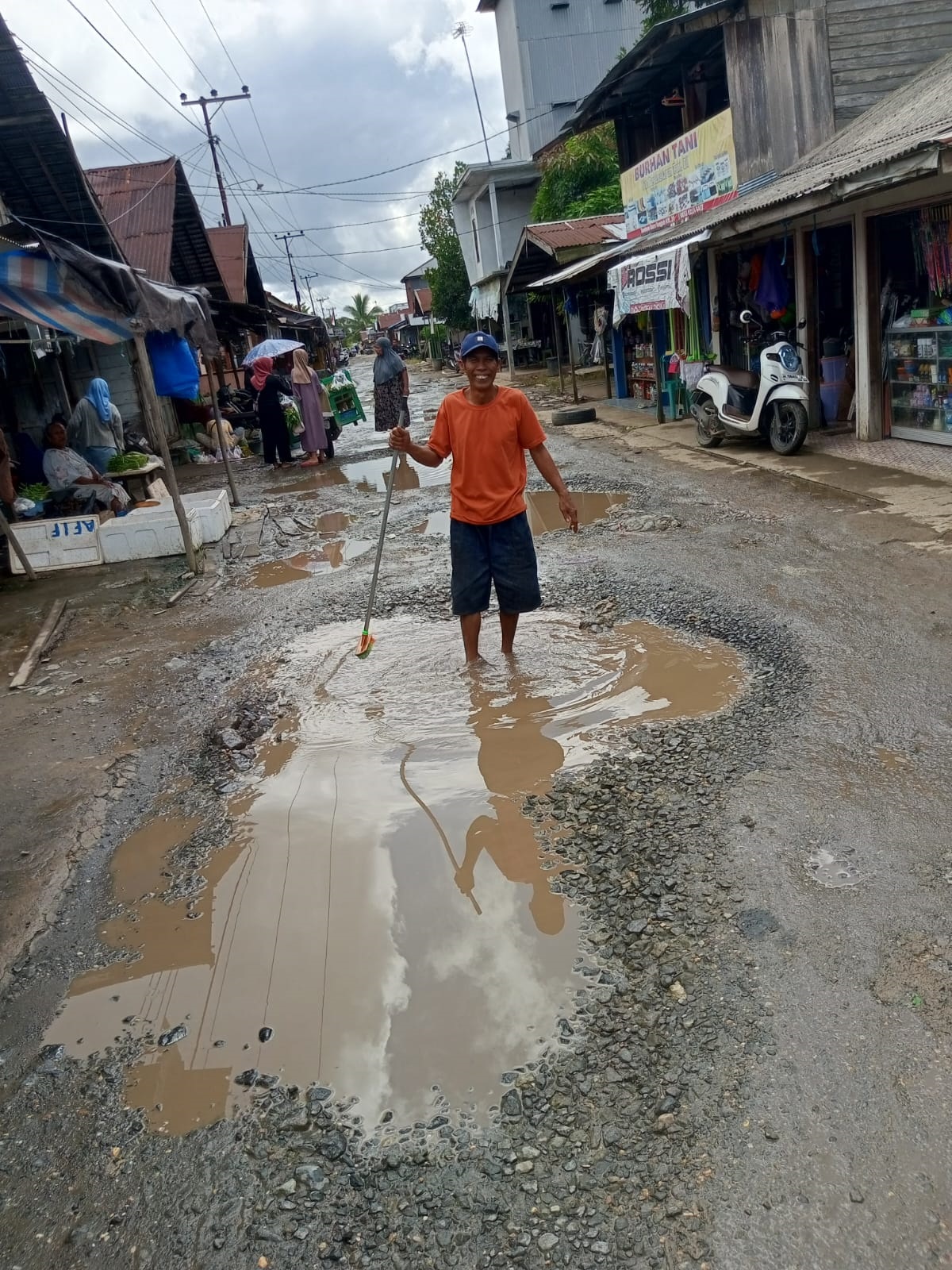 PERLU PERBAIKAN: Kondisi jalan poros Kecamatan di Tamban Catur, Kabupaten Kapuas yang penuh lobang dan genangan air.