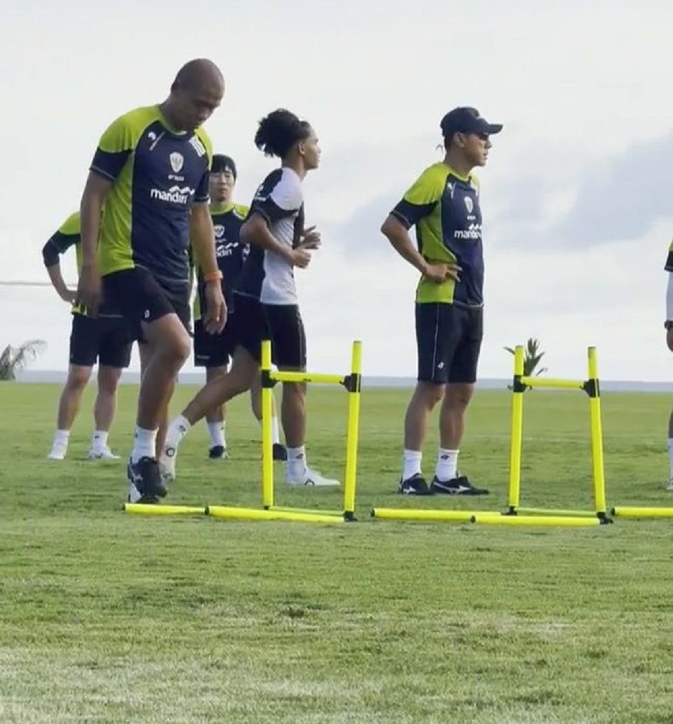 SERIUS: Pelatih timnas Indonesia Shin Tae-yong, saat memimpin latihan yang dipusatkan di Bali, jelang Piala AFF 2024.