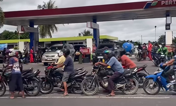 ANTRE BBM : Antrean kendaraan mengular di salah satu SPBU dalam kota Pangkalan Bun, Kabupaten Kotawaringin Barat (Kobar), Senin (2/12/2024). ISTIMEWA/RADAR PANGKALAN BUN.