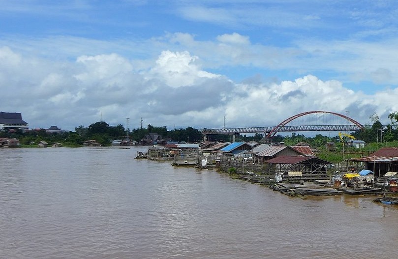 Sungai Kahayan di Palangka Raya, yang sering meluap di musim hujan, dan membanjiri pemukiman di sekitarnya.