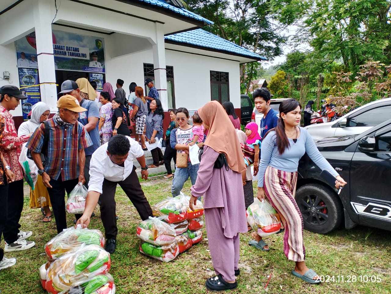 BERAS MURAH: Operasi pasar murah di Palangka Raya, baru-baru tadi, dalam rangka menekan inflasi.