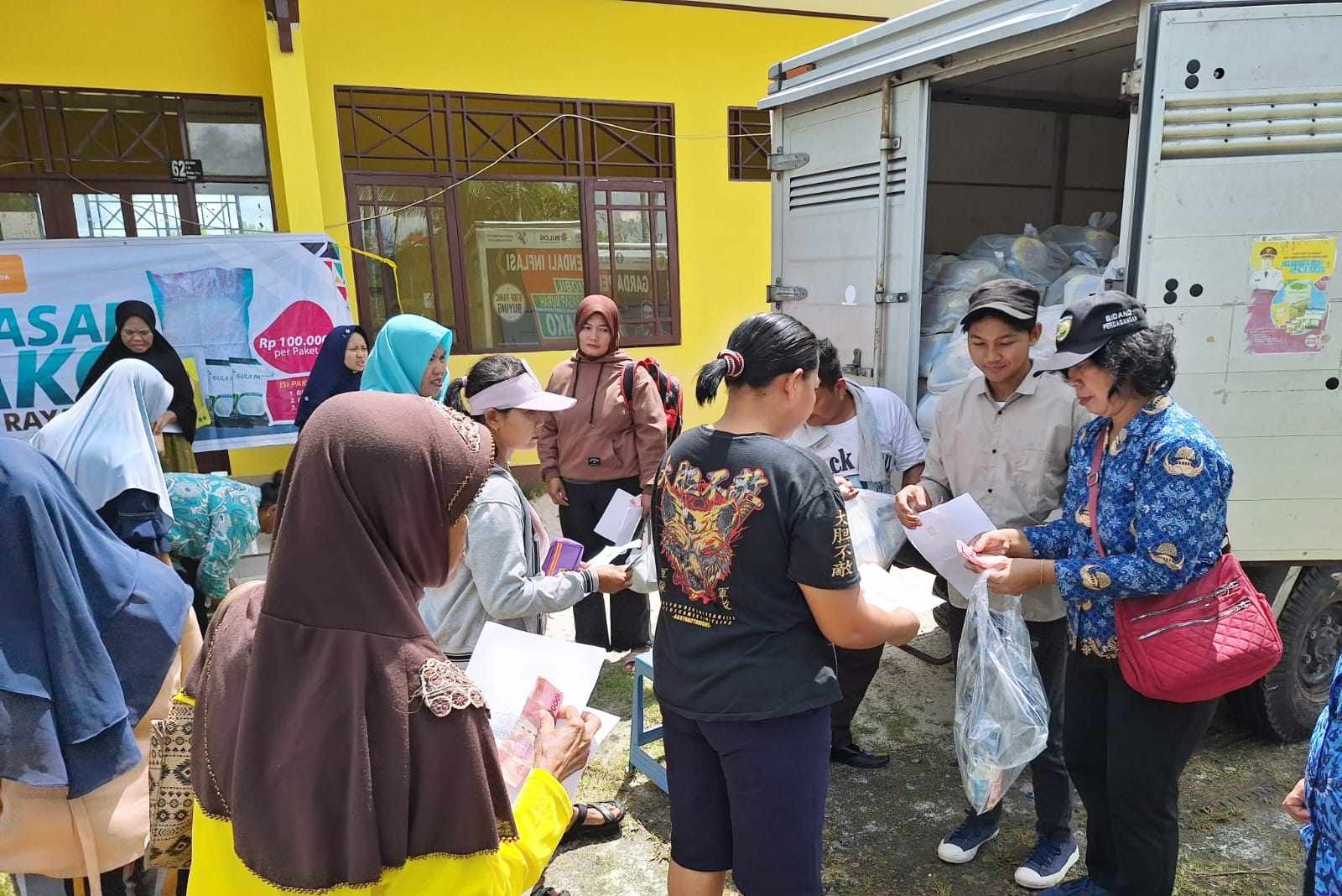 TEKAN INFLASI: Operasi pasar murah untuk warga tidak mampu yang digelar di Palangka Raya, belum lama tadi.