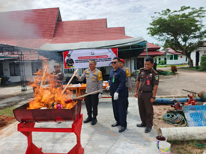 PEMUSNAHAN: Kajari Lamandau, Kapolres Lamandau, perwakilan dari Pengadilan Negeri Nanga Bulik, Kasat Reskrim Polres Lamandau dan Kasatres Narkoba Polres Lamandau melakukan pemusnahan barang bukti