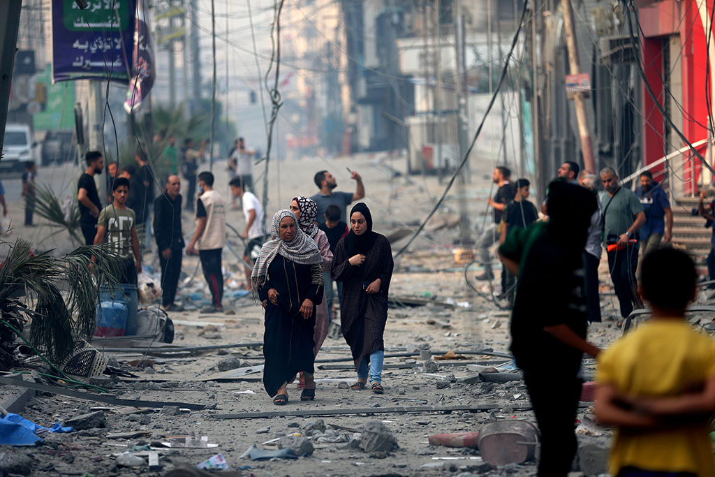 ZONA PERANG: Masyarakat di Gaza Palestina, di antara reruntuhan bangunan yang hancur akibat perang.