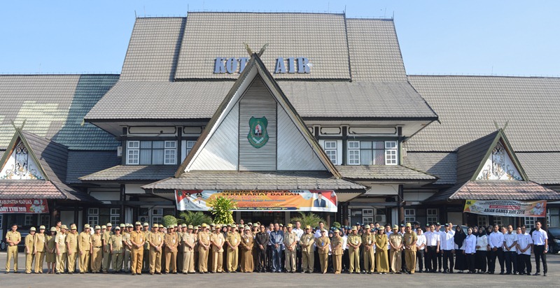 APEL PAGI: Para ASN dan tekon di Kantor Bupati Kapuas, belum lama tadi.