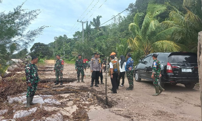 BANJIR ROB: TRC BPBD saat meninjau jalan abrasi akibat banjir rob di Desa Keraya, Kecamatan Kumai,  Kabupaten Kotawaringin Barat (Kobar), Rabu (04/12/2024). ISTIMEWA/RADAR PANGKALAN BUN