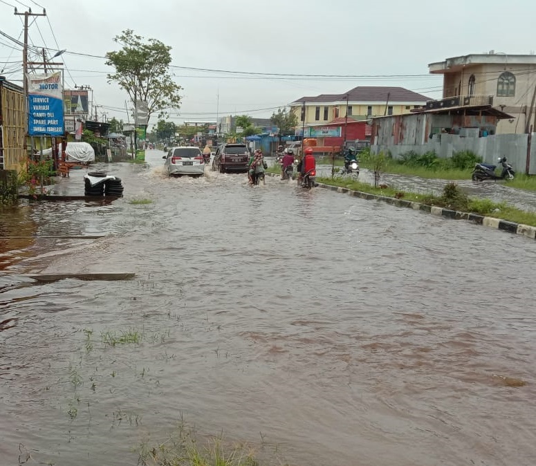 SERING: Salah satu ruas jalan di Palangka Raya, terendam banjir ketika hujan deras turun belum lama tadi.