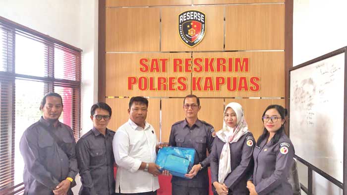 PELIMPAHAN: Bawaslu Kapuas menyerahkan berkas pelanggaran dua oknum KPPS ke Polres Kapuas. (BAWASLU KAPUAS UNTUK RADAR SAMPIT)  &nbsp;
