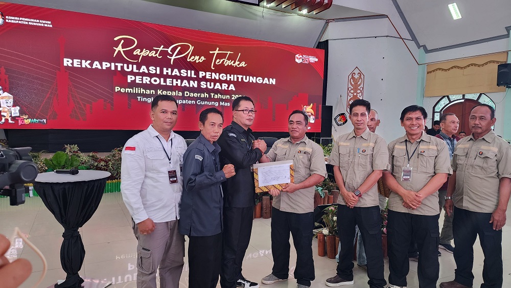 Ketua KPU Kabupaten Gumas Elfrinst Gunandry Tumon bersama para komisioner KPU, ketika menyerahkan berita acara rekapitulasi hasil penghitungan perolehan suara pilkada kepada bawaslu, (3/12).