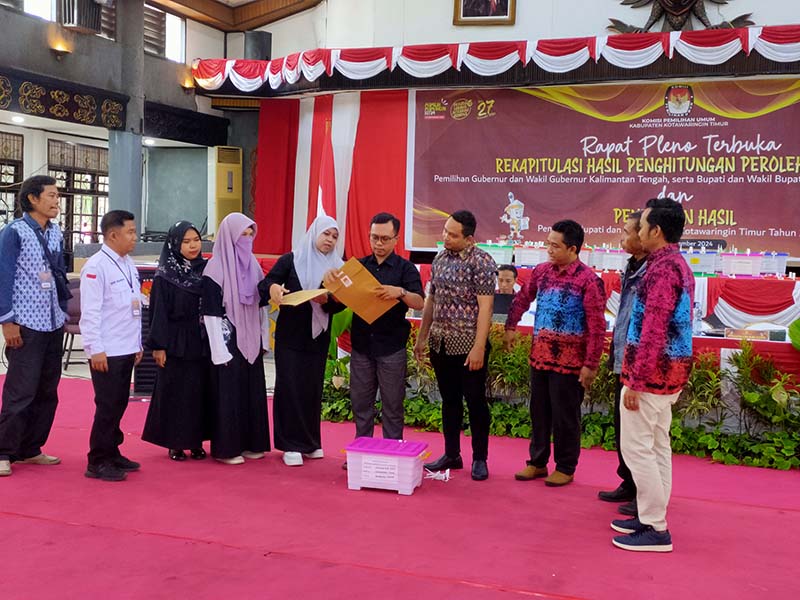 LANCAR: Rapat pleno terbuka Rekapitulasi Hasil Penghitungan Suara Pilkada 2024 yang digelar KPU Kotim, Rabu (4/12).&nbsp;YUNI/RADAR SAMPIT