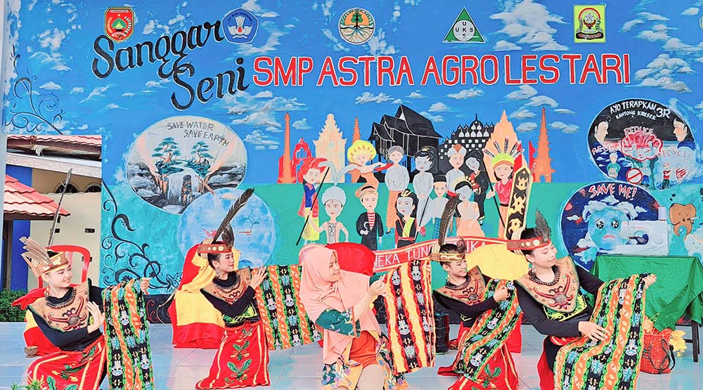 Puspo Rini saat mengajarkan seni tari tradisional di SMP Astra Agro Lestari, Kalimantan Tengah