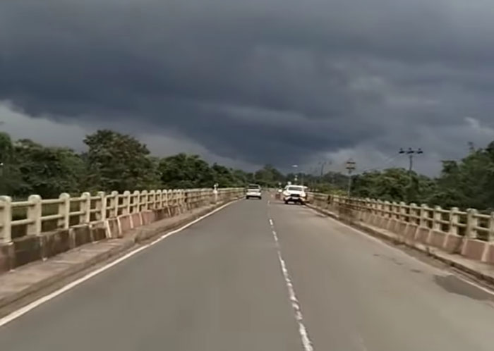 BUTUH PENERANGAN: Kendaraan melintas di jembatan pile slab atau jembatan merah di Kecamatan Kotawaringin Lama, Kotawaringin Barat (Kobar) pada siang hari. KOKO SULISTYO/RADAR PANGKALAN BUN