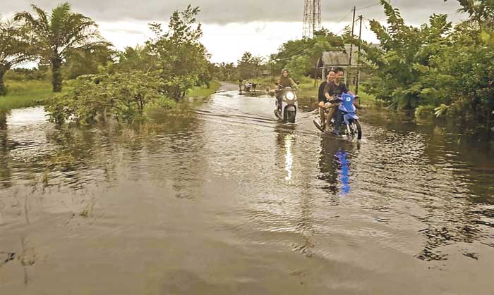 RENDAM JALAN: Akses jalan dan Kantor Desa Kumpai Batu Bawah terendam banjir luapan Sungai Lamandau dan Sungai Arut, Jumat (6/12).