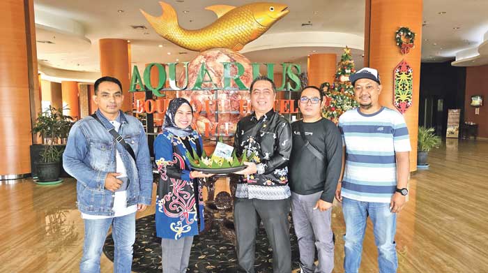 SINERGI: Direktur Radar Sampit Siti Fauziah menyerahkan nasi tumpeng pada HUT ABHS yang diterima General Manager Harry Darmawan. (RADAR SAMPIT)