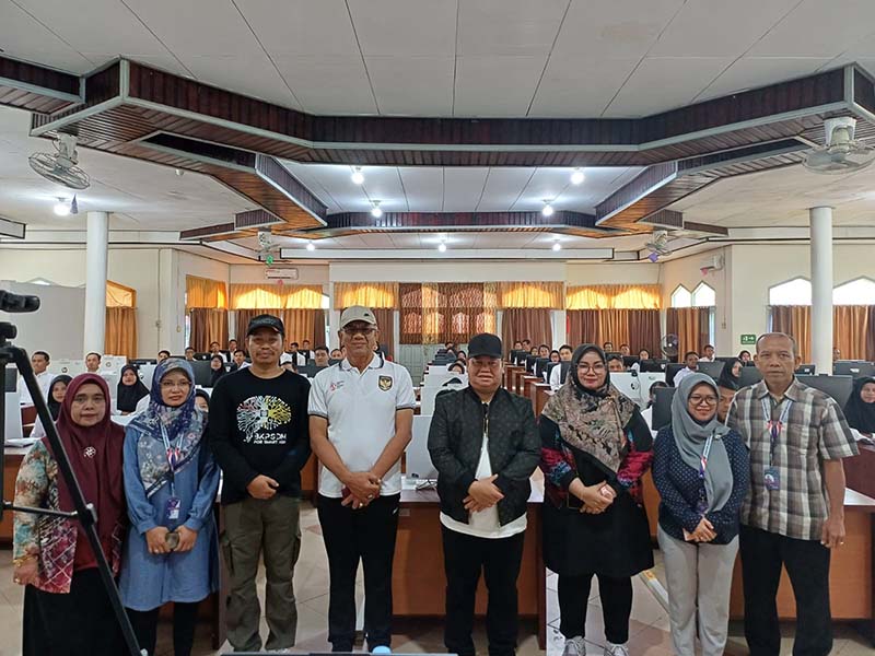 MENINJAU: Bupati Kotim Halikinnor berfoto bersama usai meninjau peserta yang mengikuti tes kompetensi PPPK di Balai Diklat BKPSDM Kotim, Jumat (6/12) pagi.&nbsp;IST/RADAR SAMPIT
