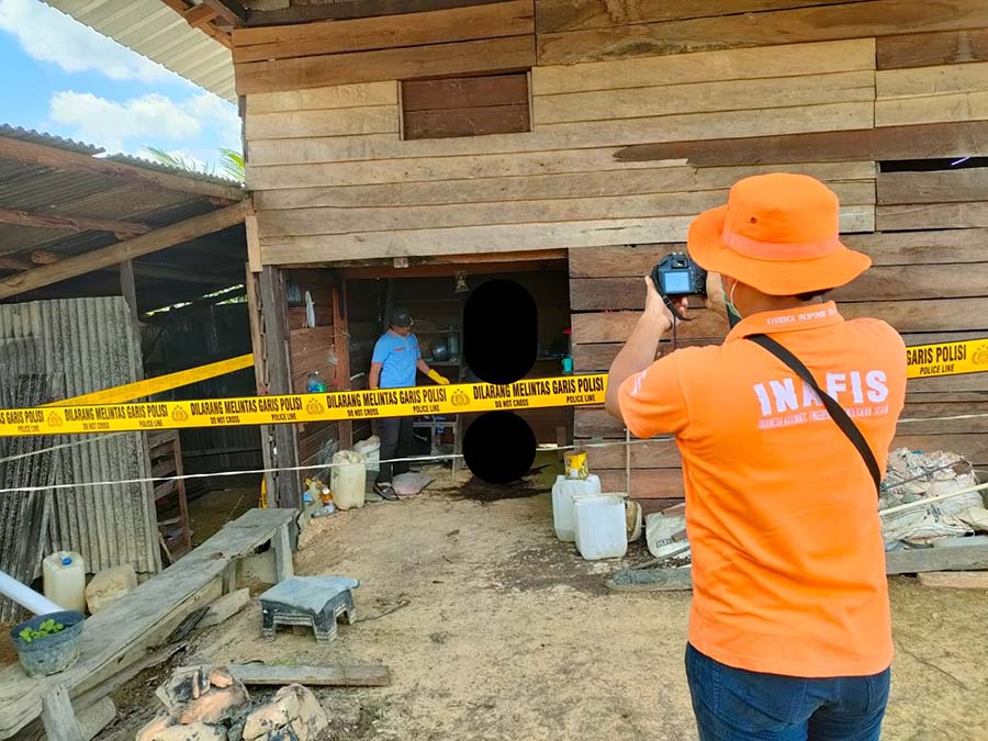 MENINGGAL: Pemilik kebun kelapa sawit  di Desa Topalan Kecamatan  Menthobi Raya, Kabupaten Lamandau, Sarno menemukan mayat pria gantung diri di pondoknya.