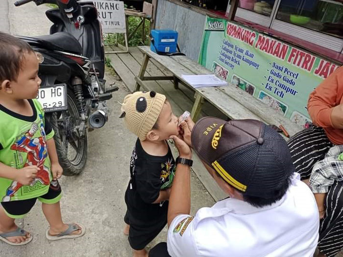 VAKSINASI: Tenaga kesehatan di Kabupaten Gunung Mas ketika memberi vaksin polio kepada anak-anak, beberapa waktu lalu.