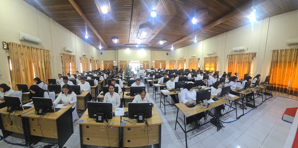TERTIB: Suasana tes seleksi kompetensi PPPK untuk pelamar periode 1, di Kabupaten Lamandau, baru-baru tadi.