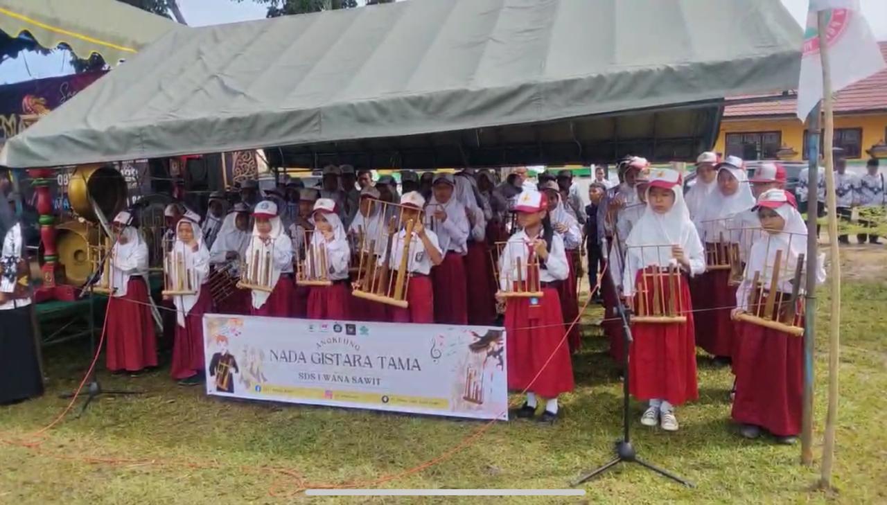 pelajar SDS 1 Wana Sawit yang tergabung dalam ekstrakurikuler Angklung Nada Gistara Tama