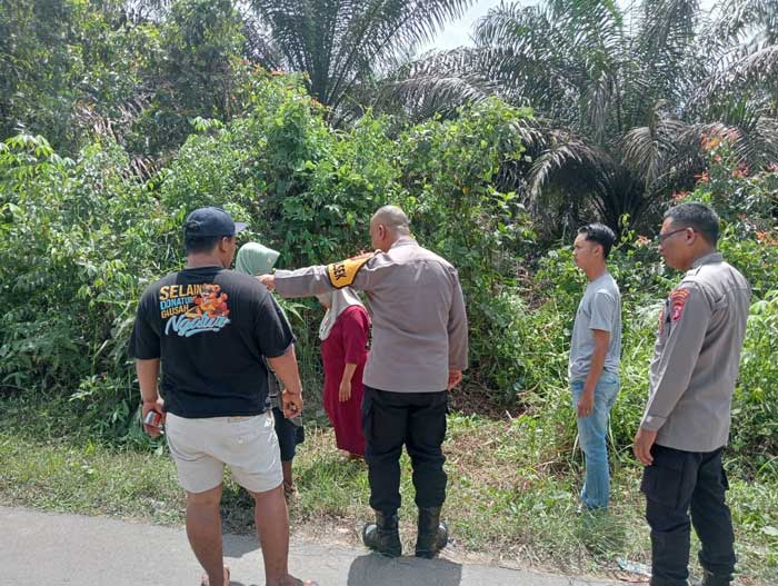OLAH TKP: Pihak Kepolisian Resor Sukamara saat melakukan olah TKP di lokasi pembegalan di jalan poros Poros Desa Kenawan. ISTIMEWA/RADAR SAMPIT