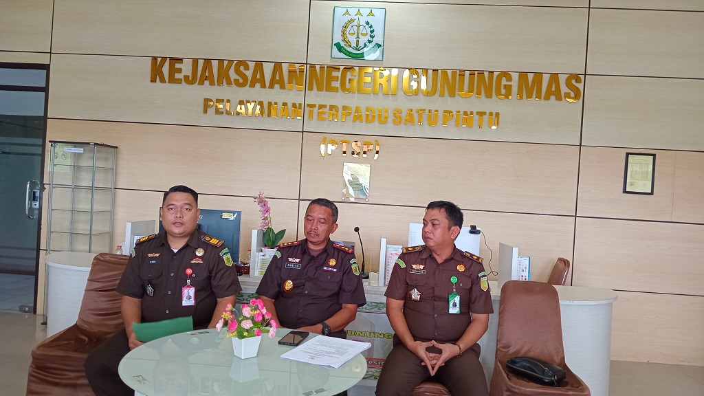 Kepala Kejaksaan Negeri Gumas Sugito didampingi Kasi Pidsus Andi Yaprizal dan Kasi Intel Supritson, ketika mengungkap sejumlah kasus dugaan korupsi yang ditangani pihaknya di 2024 ini, Senin (9/12),