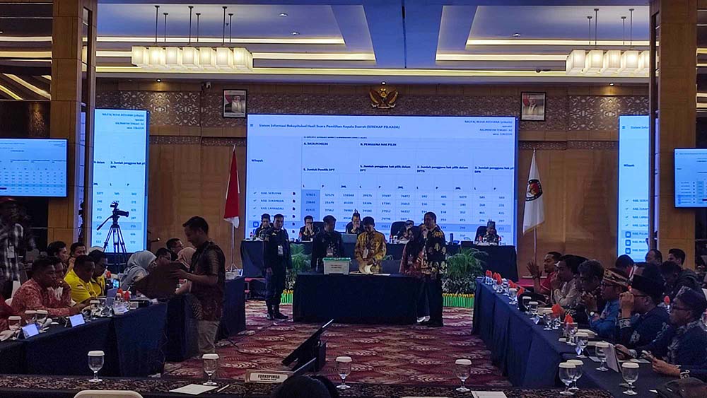 PLENO: Rapat pleno tingkat provinsi rekapitulasi perolehan suara pilkada gubernur dan wakil gubernur Kalteng tahun 2024, Minggu (8/12).&nbsp;DODI/RADAR SAMPIT