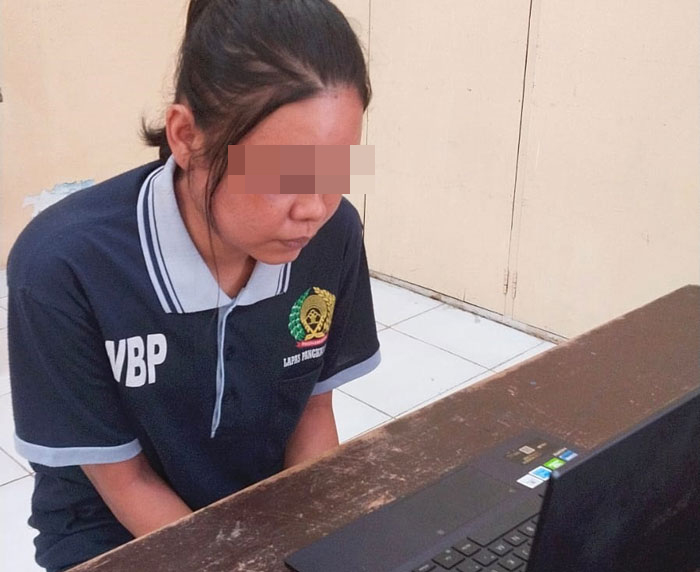 SIDANG: Irma Sinaga, terdakwa kasus penggelapan uang menjalani sidang secara virtual. ISTIMEWA/RADAR SAMPIT