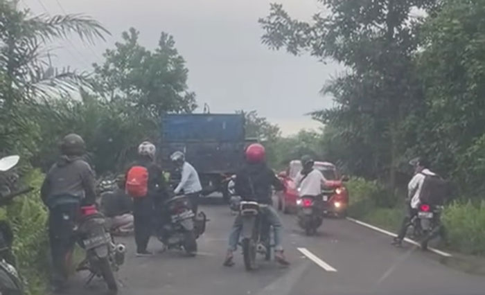 KECELAKAAN TUNGGAL : Warga menolong korban kecelakaan tunggal di ruas jalan Pangkalan Bun menuju Kotawaringin Lama, Senin (09/12/2024) pagi. ISTIMEWA/RADAR PANGKALAN BUN