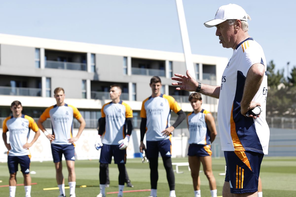 Pelatih Real Madrid Carlo Ancelotti saat memberikan arahan kepada pemainnya dalam sesi latihan.