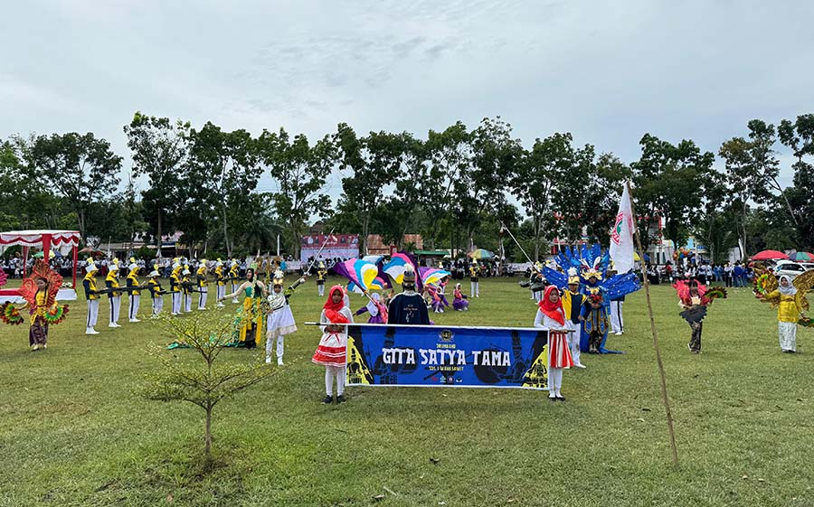 pelajar SDS 1 Wana Sawit yang tergabung dalam ekstrakurikuler Angklung Nada Gistara Tama menampilkan pertunjukan terbaik mereka pada puncak peringatan Hari Guru Nasional Kabupaten Kotawaringin Barat,