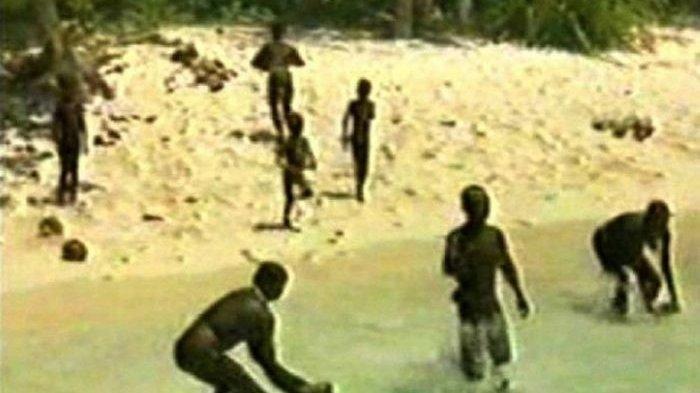 TERISOLASI: Penampakan Suku Sentinel melalui kamera zoom.