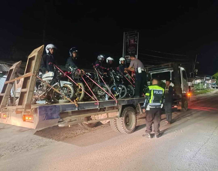 BALAP LIAR: Belasan kendaraan roda dua diamankan oleh personel Polres Kotawaringin Barat yang menggelar operasi untuk menindak pelaku balapan liar, Sabtu (7/12).&nbsp;IST/RADAR PANGKALAN BUN&nbsp;
