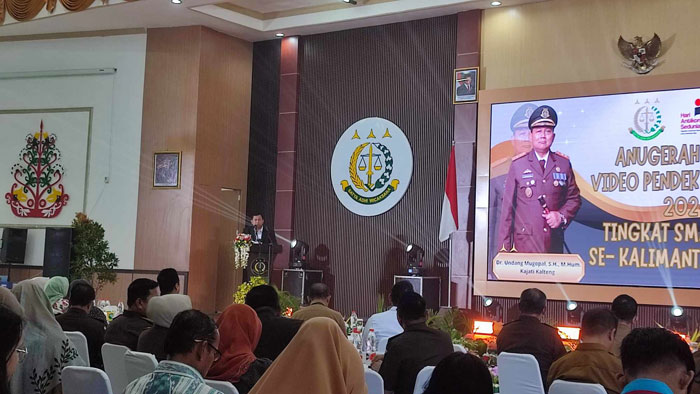 Kajati Kalteng, Undang Mugopal saat memberikan sambutan dalam anugerah lomba video pendek tingkat SMA dan SMK Se Kalteng, memperingati Hakordia, Selasa (10/12).