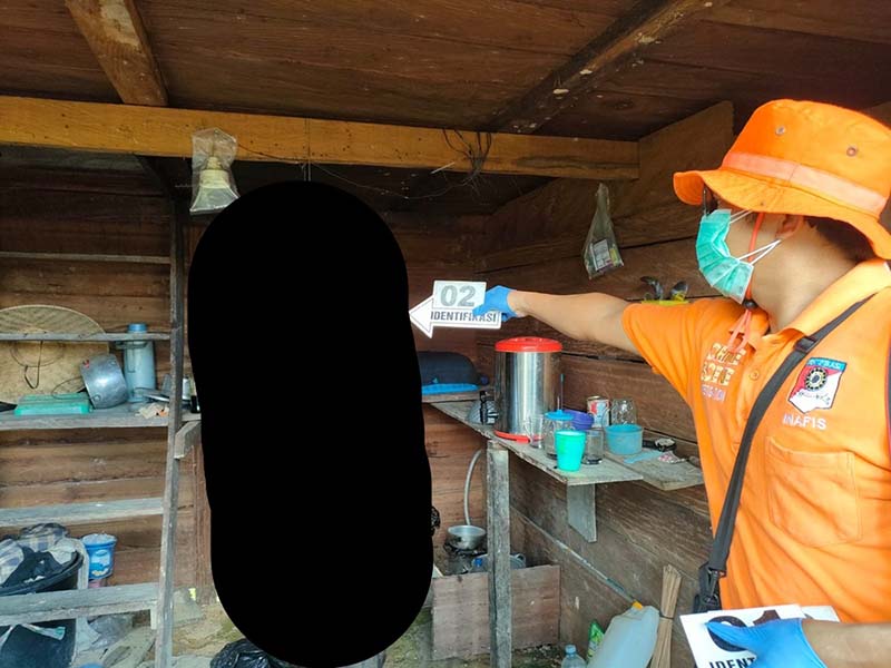 DIDUGA DEPRESI: Polisi saat olah TKP korban gantung diri di Lamandau yang ternyata seorang konten kreator dengan akun yang cukup populer di kalangan mancing mania.