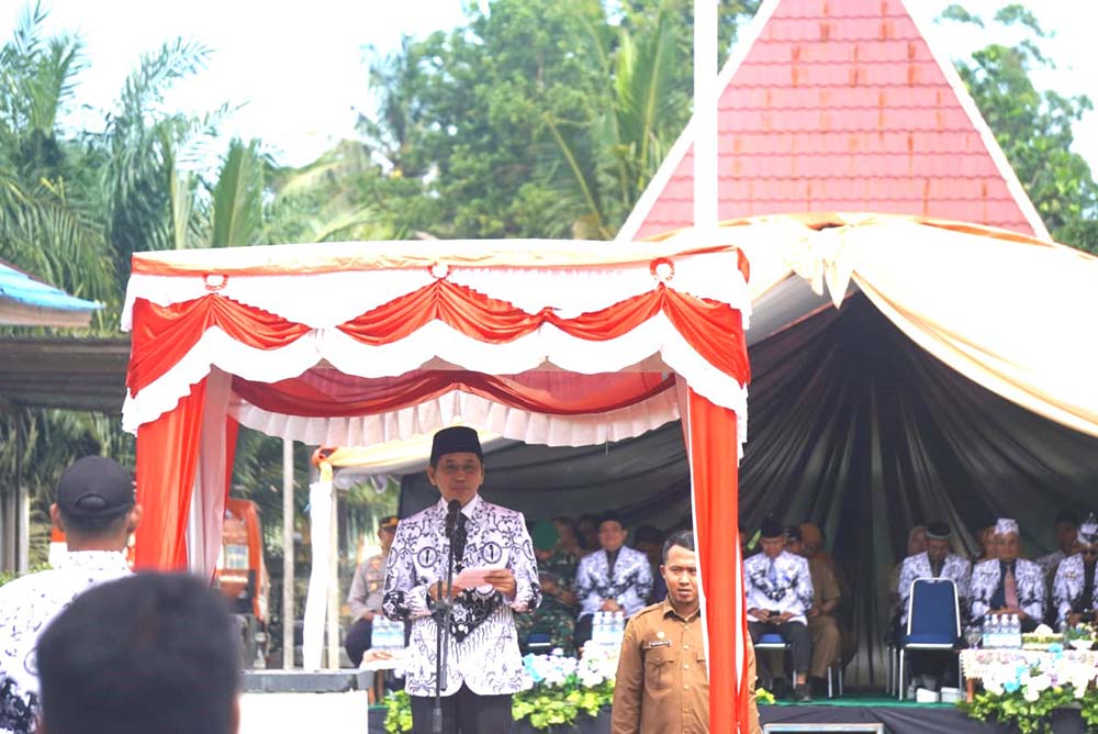 Sekda Kobar, Rody Iskandar bertindak sebagai inspektur upacara peringatan HUT ke-79 PGRI dan Hari Guru Nasional di halaman Kantor Kecamatan Pangkalan Banteng, Kabupaten Kobar, Senin (9/12/2024)