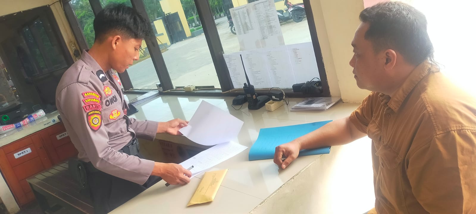 Wangivsy Eryanto, kuasa hukum Kades Karang Besi Petrus Ito Pangestu saat menyerahkan laporan ke SPKT Polres Lamandau