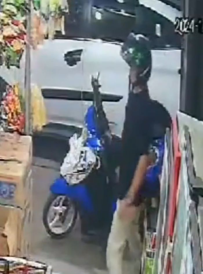 PENCURIAN: Aksi pencurian kotak amal di Jalan Seroja, Kuala Kapuas terekam CCTV toko kelontongan. TANGKAPAN LAYAR/RADAR SAMPIT