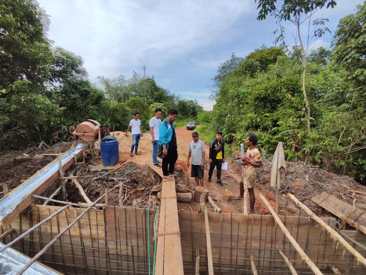PENGECEKAN: Sejumlah Staf Bina Marga Dinas SDABMBKPRKP Kotim mengecek pembangunan jembatan box culvert di perbatasan Desa Terantang-Terantang Hilir, pekan lalu