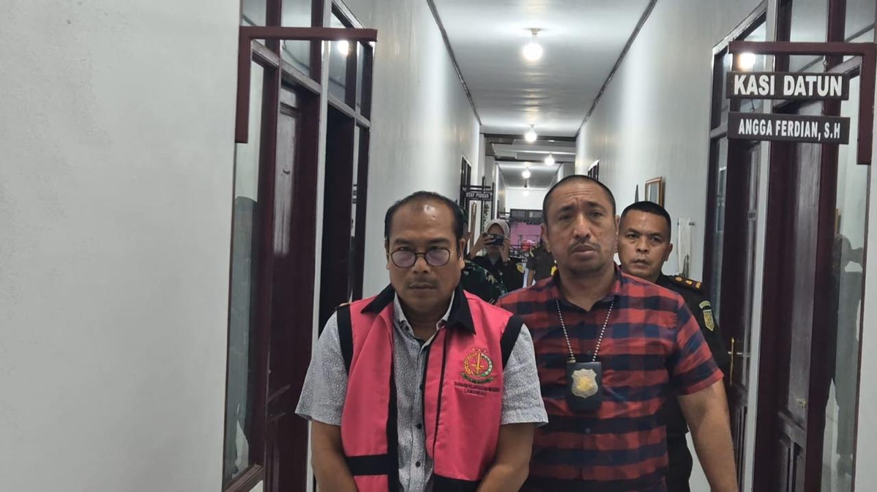 TERSANGKA KORUPSI: Sekretaris DPRD Lamandau ditahan Kejaksaan terkait kasus korupsi penyediaan sarana air bersih di lokasi transmigrasi. (Istimewa)