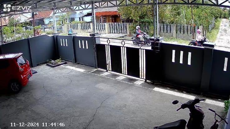 Tangkapan layar dari video CCTV tak jauh dari TKP penjambretan, terduga pelaku tampak sudah membuntuti korban. (Istimewa)
