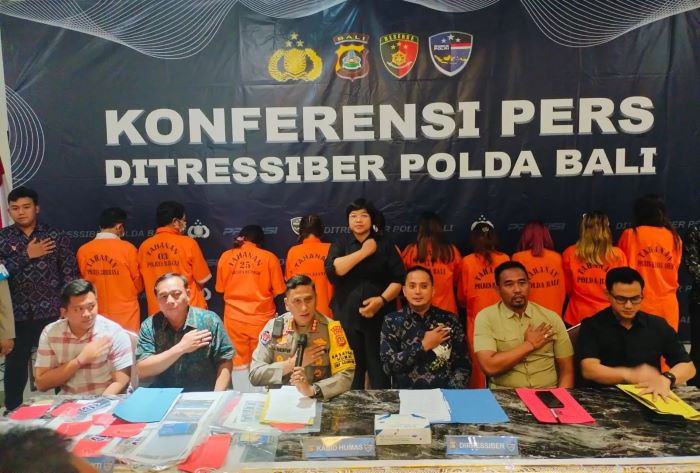 BERANTAS JUDOL: Kabid Humas Polda Bali Kombes Pol Jansen Avitus Panjaitan (2 dari kiri) saat ekspose pelaku judi online yang memakai selebgram sebagai influencer (ADRIAN SUWANTO/radarbali.id)