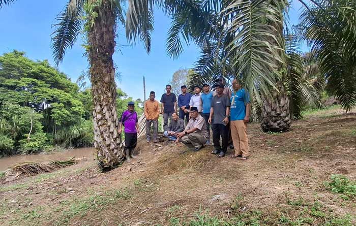 BERSENGKETA: Warga Desa Pantai Harapan menunjukkan lahan eks Dukuh Lubuk Bakah yang diklaim sejumlah pihak.&nbsp;IST/RADAR SAMPIT
