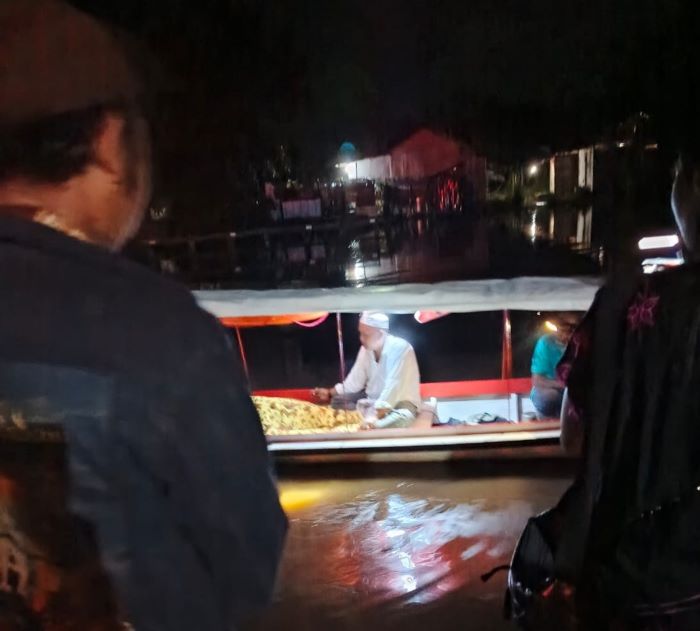 DIDUGA KORBAN KECELAKAAN: Jenazah Redha Ismatullah dibawa menggunakan perahu ces menuju rumah duka. ISTIMEWA/RADAR SAMPIT