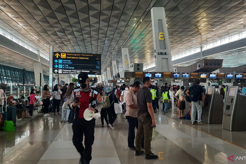PENGAMANAN: Petugas dari Kepolisian Resor Kota (Polresta) Bandara Soetta saat melakukan pengamanan di area Terminal 3 Bandara Internasional Soekarno-Hatta.