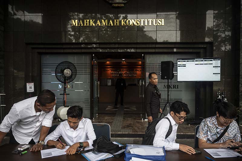 Sejumlah pemohon melengkapi berkas pendaftaran gugatan hasil Pilkada 2024 di Gedung Mahkamah Konstitusi (MK), Jakarta, Senin (9/12/2024). Mahkamah Konstitusi hingga 9 Desember 2024 pukul 12:00 WIB telah menerima 150 gugatan hasil Pilkada 2024 atau perkara