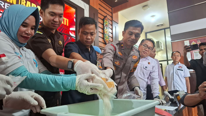NARKOBA : Sabu seberat satu kilogram atau senilai Rp 1,5 miliar dimusnahkan di Mapolres Kotim, Rabu (11/12/2024) siang. FAHRY/RADAR SAMPIT